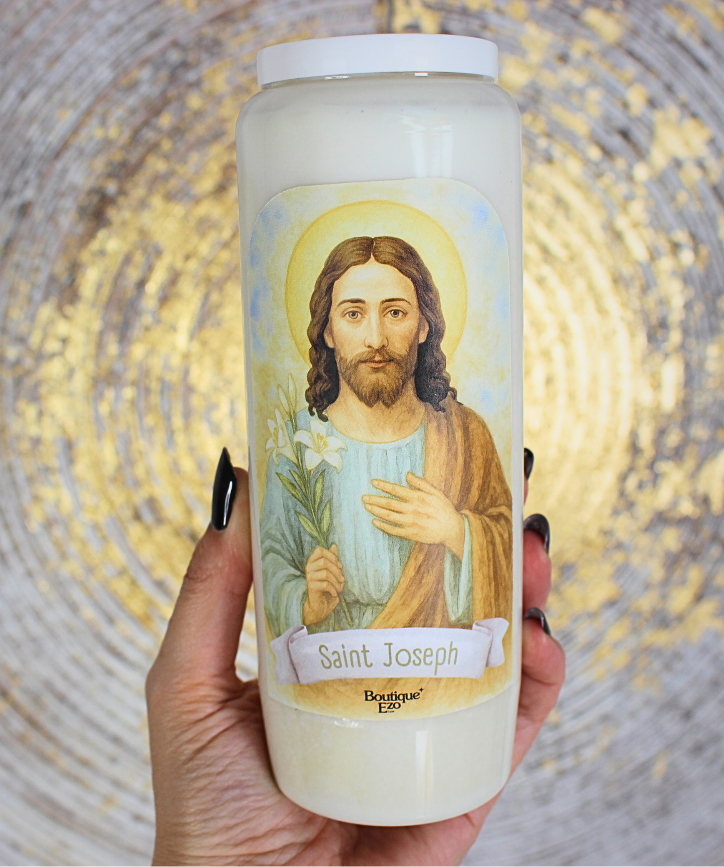 Travail, famille, protection, confiance, courage dans l’épreuve
Allumez cette bougie de neuvaine à Saint Joseph pour confier vos intentions liées au travail, à la famille, ou pour demander la protection et la force dans les moments difficiles. Saint Joseph est un modèle de foi, d’humilité et de dévouement, protecteur des foyers et des travailleurs.