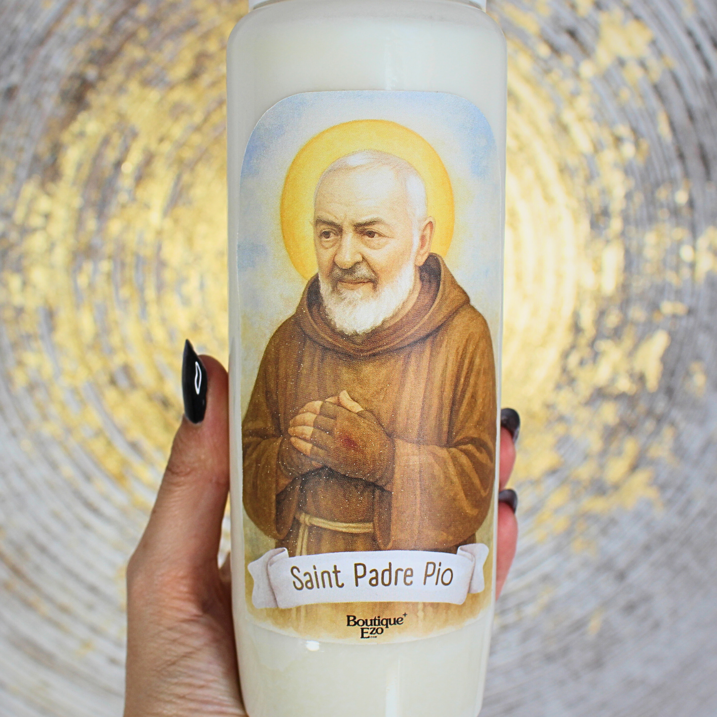 Guérison, réconfort, force dans la souffrance, intercession puissante
Allumez cette bougie de neuvaine à Saint Padre Pio pour confier vos intentions de guérison, de paix intérieure ou pour trouver la force face aux épreuves. Saint Padre Pio est reconnu pour ses dons de guérison, ses stigmates et son intercession puissante auprès de Dieu.
