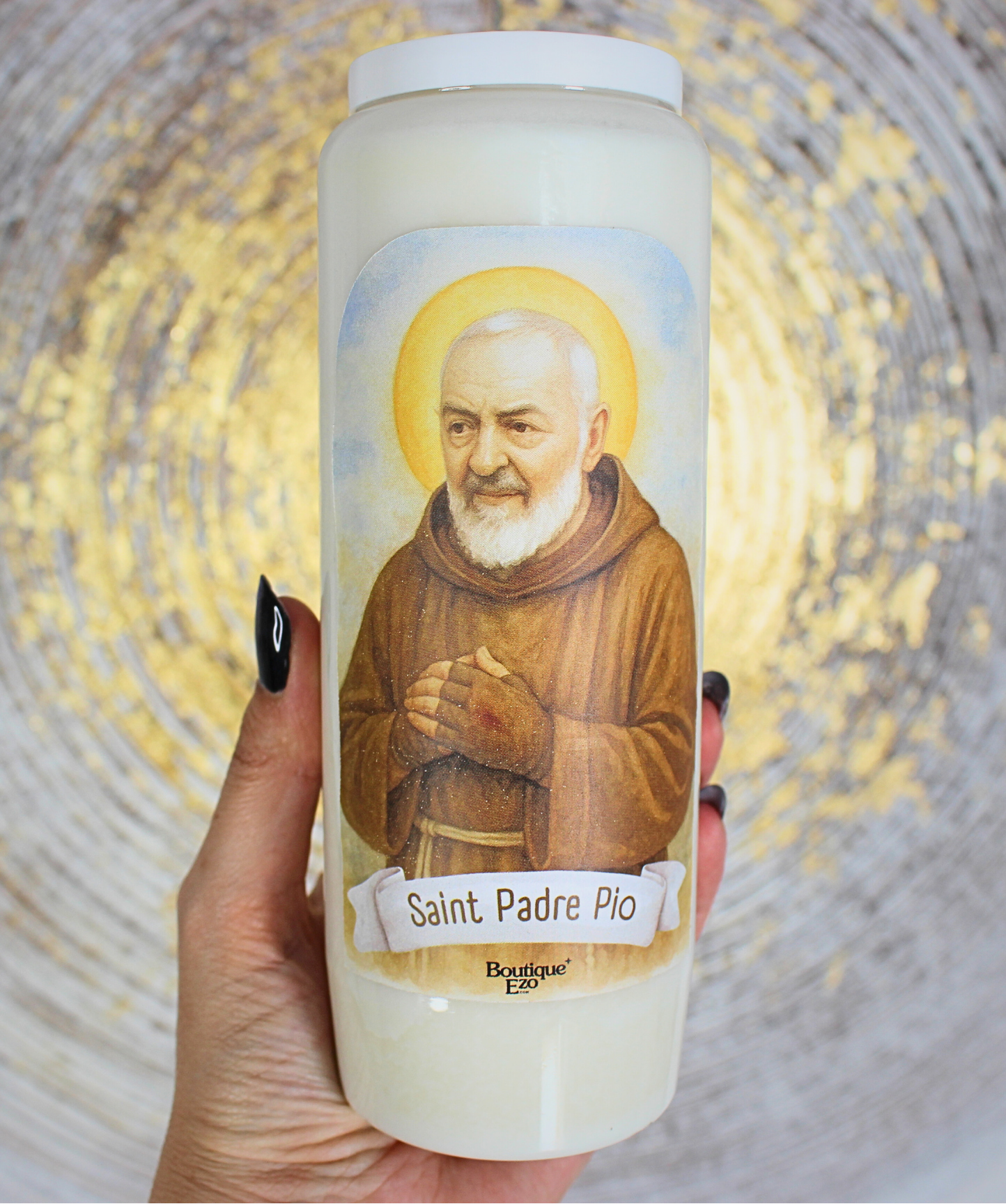Guérison, réconfort, force dans la souffrance, intercession puissante
Allumez cette bougie de neuvaine à Saint Padre Pio pour confier vos intentions de guérison, de paix intérieure ou pour trouver la force face aux épreuves. Saint Padre Pio est reconnu pour ses dons de guérison, ses stigmates et son intercession puissante auprès de Dieu.