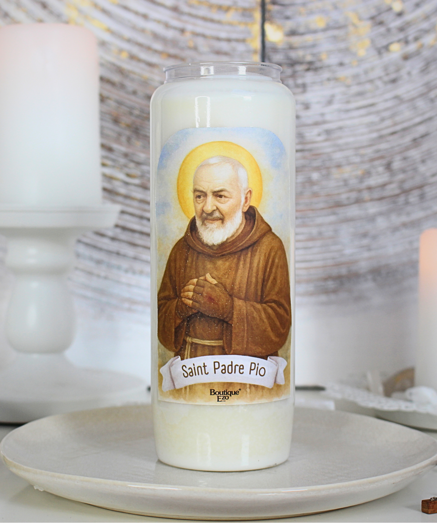 Guérison, réconfort, force dans la souffrance, intercession puissante
Allumez cette bougie de neuvaine à Saint Padre Pio pour confier vos intentions de guérison, de paix intérieure ou pour trouver la force face aux épreuves. Saint Padre Pio est reconnu pour ses dons de guérison, ses stigmates et son intercession puissante auprès de Dieu.
