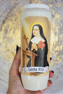 Espoir dans les situations impossibles, réconfort dans la souffrance, force face aux épreuves
Allumez cette bougie de neuvaine à Sainte Rita pour confier vos intentions liées aux causes désespérées, aux situations difficiles ou sans issue apparente. Sainte Rita est une intercesseuse puissante pour obtenir un appui divin et un apaisement du cœur.
