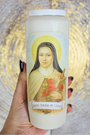 Foi, confiance, simplicité du cœur, abandon à l’amour de Dieu, grâces silencieuses
Allumez cette bougie de neuvaine à Sainte Thérèse de l’Enfant Jésus pour lui confier vos prières avec simplicité et confiance. Elle vous aidera à vous abandonner avec foi à la volonté divine, à retrouver la paix intérieure et à demander des grâces même dans les choses les plus ordinaires de la vie.