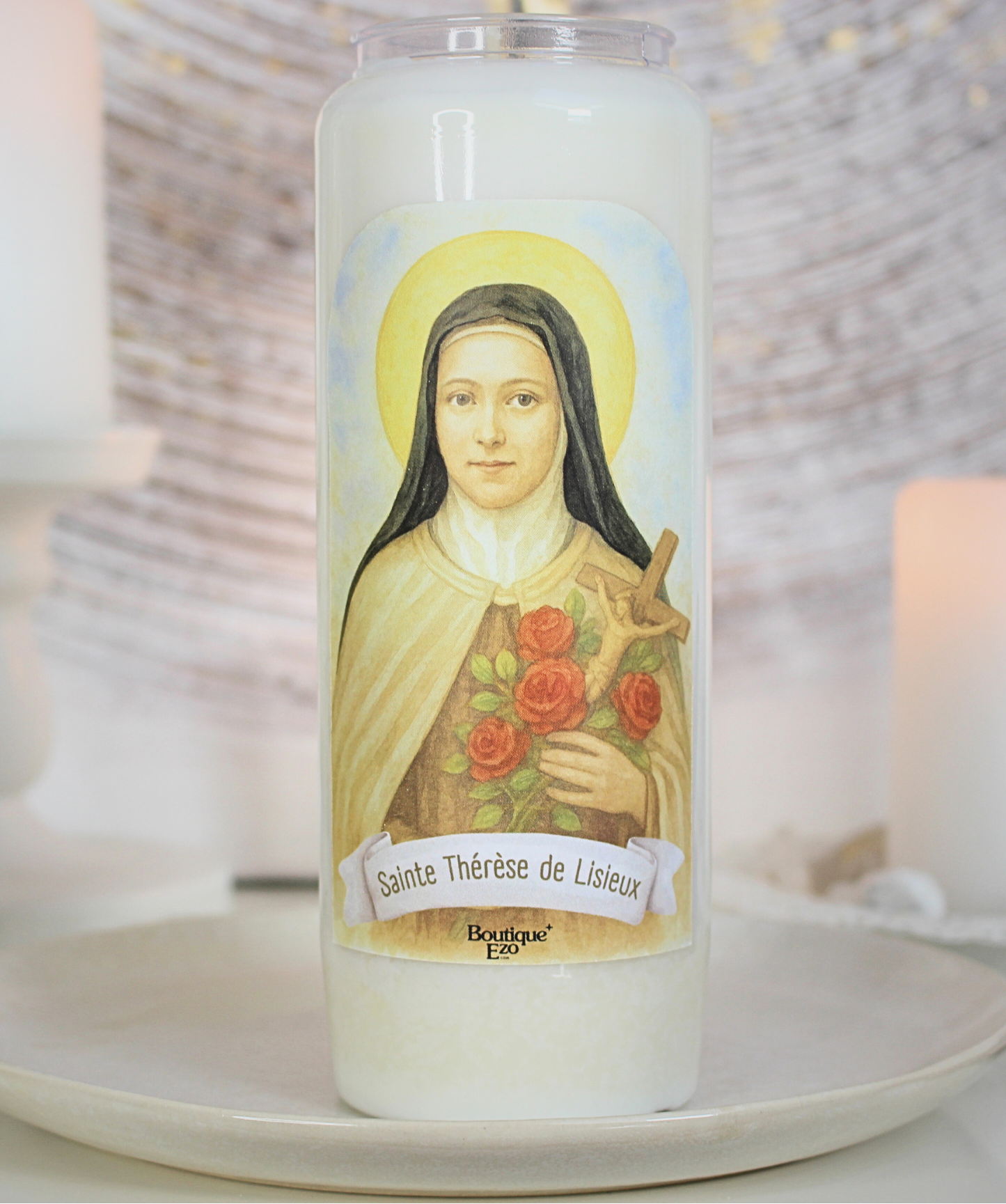 Foi, confiance, simplicité du cœur, abandon à l’amour de Dieu, grâces silencieuses
Allumez cette bougie de neuvaine à Sainte Thérèse de l’Enfant Jésus pour lui confier vos prières avec simplicité et confiance. Elle vous aidera à vous abandonner avec foi à la volonté divine, à retrouver la paix intérieure et à demander des grâces même dans les choses les plus ordinaires de la vie.