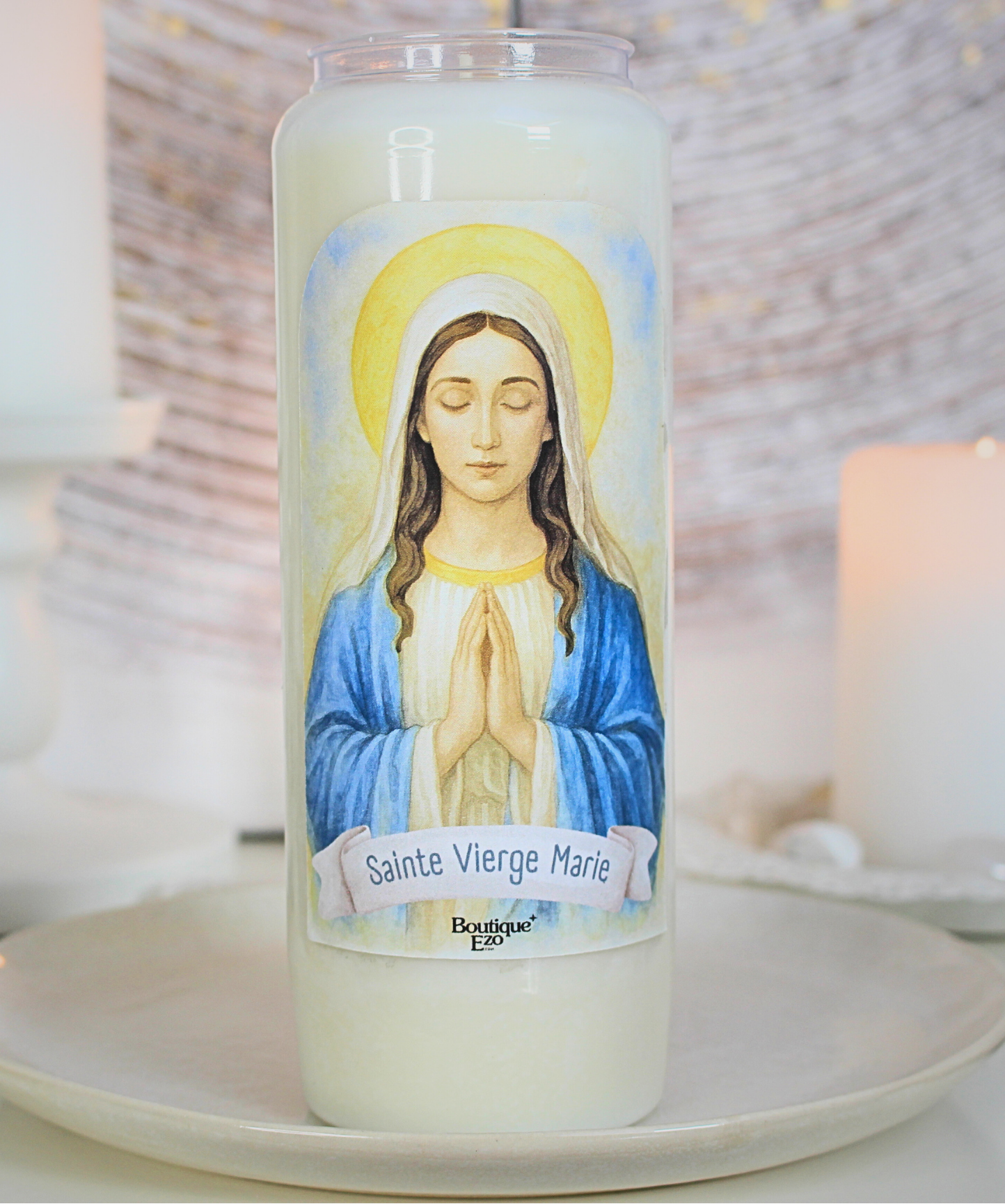 Protection, maternité, union à l'amour maternel de Marie, réconfort dans les moments de solitude ou de souffrance...

Allumez cette bougie de neuvaine à la Sainte Vierge Marie pour confier vos intentions, vous aider à traverser une épreuve, demander des grâces, ou pour vos remerciements à Marie.
D’une durée de combustion d’environ 9 jours, elle est conçue pour accompagner vos prières dans la durée comme le veut la tradition des neuvaines.

La neuvaine peut être commencée à tout moment ou en préparation d’un
