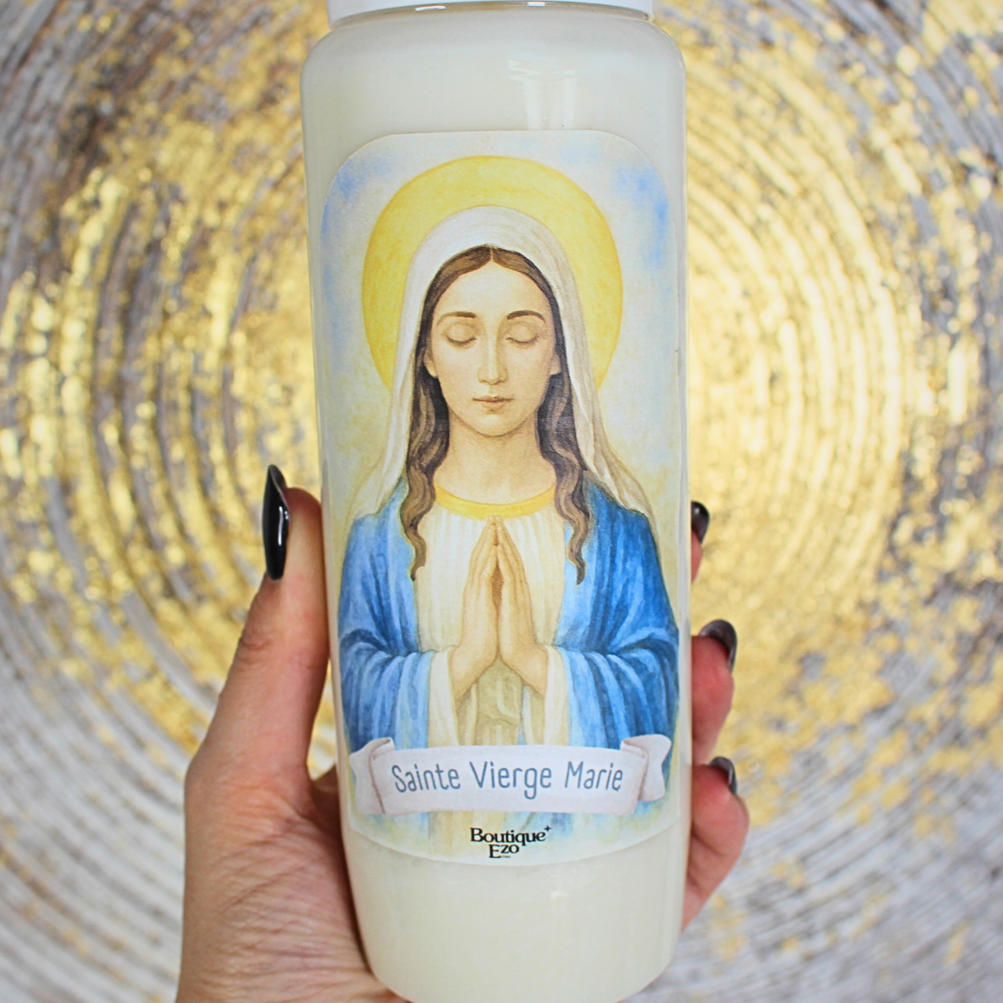 Protection, maternité, union à l'amour maternel de Marie, réconfort dans les moments de solitude ou de souffrance...

Allumez cette bougie de neuvaine à la Sainte Vierge Marie pour confier vos intentions, vous aider à traverser une épreuve, demander des grâces, ou pour vos remerciements à Marie.
D’une durée de combustion d’environ 9 jours, elle est conçue pour accompagner vos prières dans la durée comme le veut la tradition des neuvaines.

La neuvaine peut être commencée à tout moment ou en préparation d’un