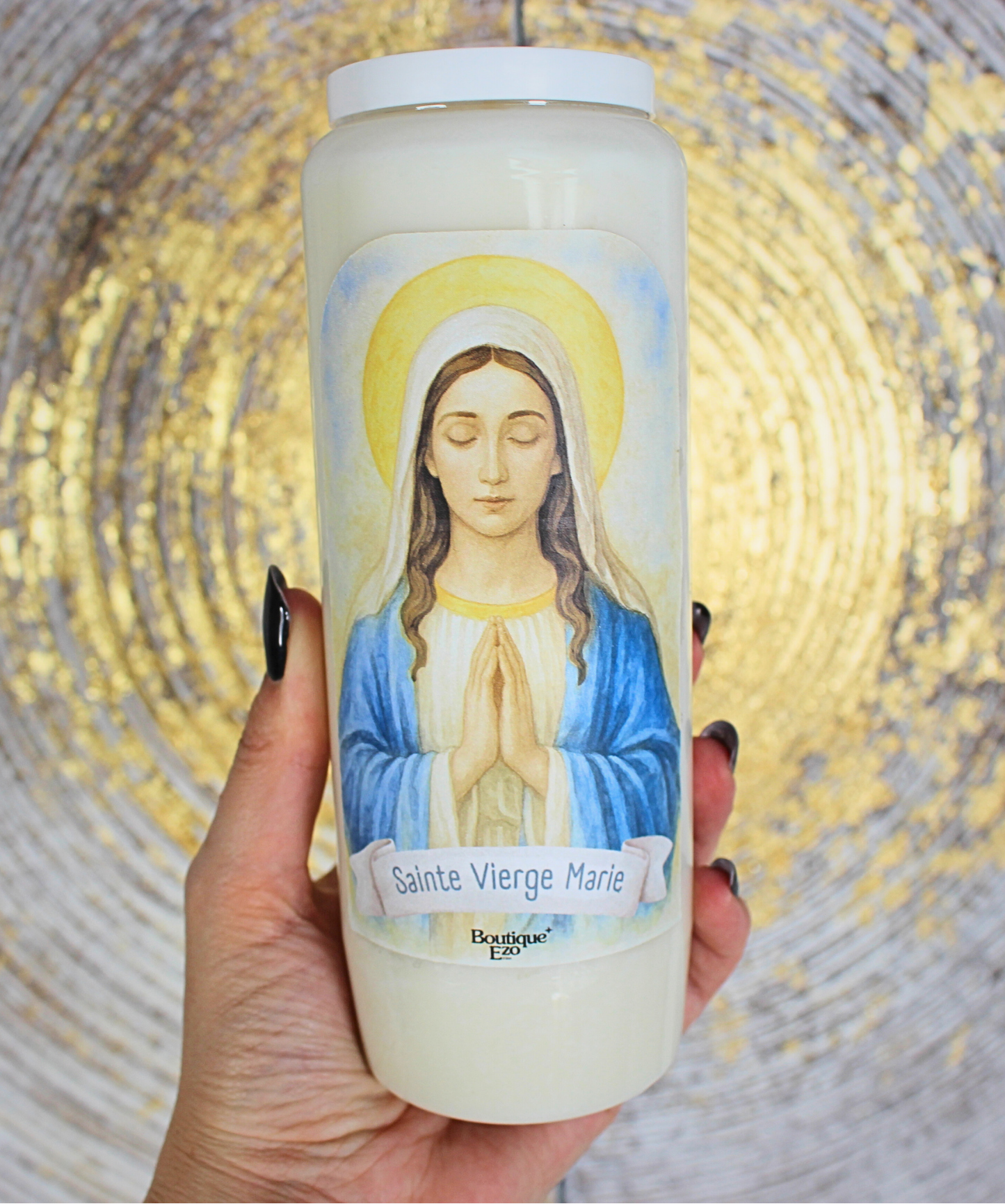 Protection, maternité, union à l'amour maternel de Marie, réconfort dans les moments de solitude ou de souffrance...

Allumez cette bougie de neuvaine à la Sainte Vierge Marie pour confier vos intentions, vous aider à traverser une épreuve, demander des grâces, ou pour vos remerciements à Marie.
D’une durée de combustion d’environ 9 jours, elle est conçue pour accompagner vos prières dans la durée comme le veut la tradition des neuvaines.

La neuvaine peut être commencée à tout moment ou en préparation d’un