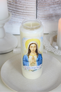 Protection, maternité, union à l'amour maternel de Marie, réconfort dans les moments de solitude ou de souffrance...

Allumez cette bougie de neuvaine à la Sainte Vierge Marie pour confier vos intentions, vous aider à traverser une épreuve, demander des grâces, ou pour vos remerciements à Marie.
D’une durée de combustion d’environ 9 jours, elle est conçue pour accompagner vos prières dans la durée comme le veut la tradition des neuvaines.