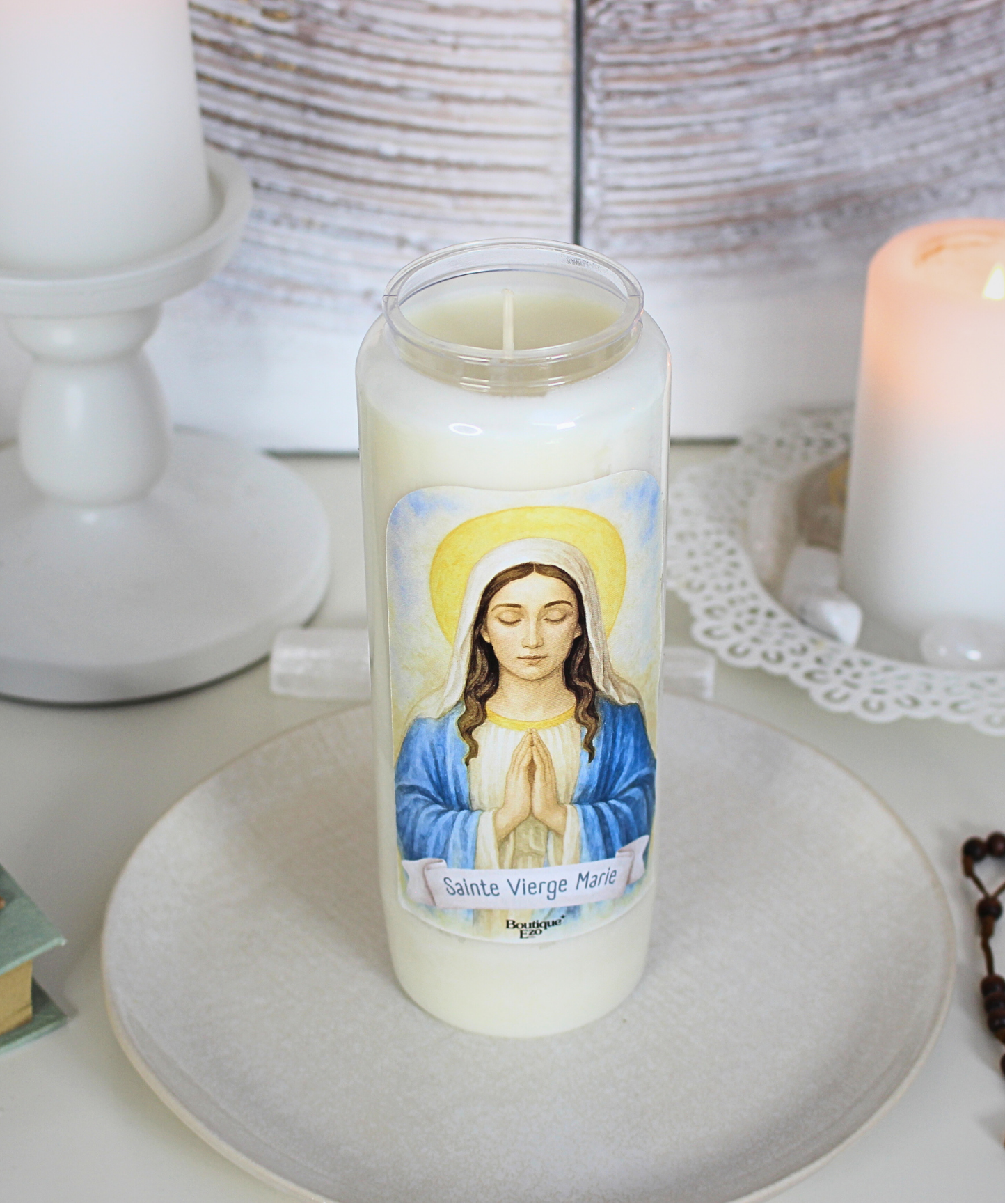 Protection, maternité, union à l'amour maternel de Marie, réconfort dans les moments de solitude ou de souffrance...

Allumez cette bougie de neuvaine à la Sainte Vierge Marie pour confier vos intentions, vous aider à traverser une épreuve, demander des grâces, ou pour vos remerciements à Marie.
D’une durée de combustion d’environ 9 jours, elle est conçue pour accompagner vos prières dans la durée comme le veut la tradition des neuvaines.