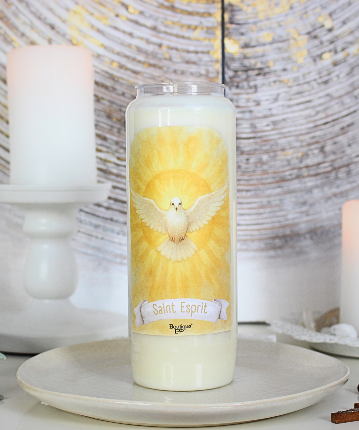 Lumière intérieure, discernement, force, consolation, renouvellement spirituel…
Allumez cette bougie de neuvaine au Saint-Esprit pour invoquer la présence vivifiante de Dieu dans votre cœur. L’Esprit-Saint est source de paix, de courage, de vérité et d’inspiration. Il est celui qui éclaire nos choix, réchauffe notre foi, et renouvelle nos forces dans les épreuves.