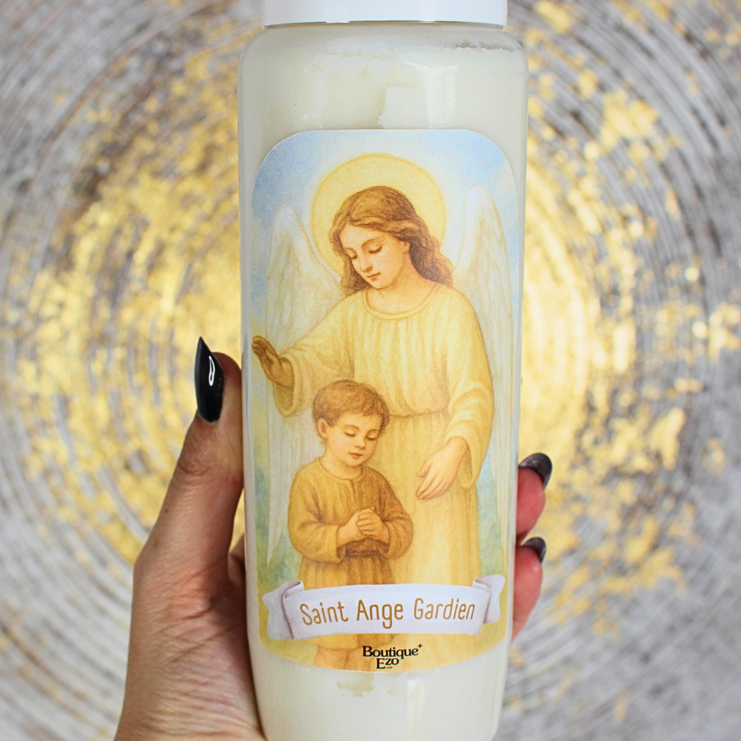 Protection, guidance, paix intérieure, confiance, lien spirituel avec le Ciel…
Allumez cette bougie de neuvaine à votre Ange Gardien pour vous placer sous la bienveillante vigilance de cet être spirituel envoyé par Dieu pour vous accompagner tout au long de votre vie. L’ange gardien est un guide invisible, un protecteur fidèle et un messager divin qui vous éclaire, vous inspire et vous soutient.