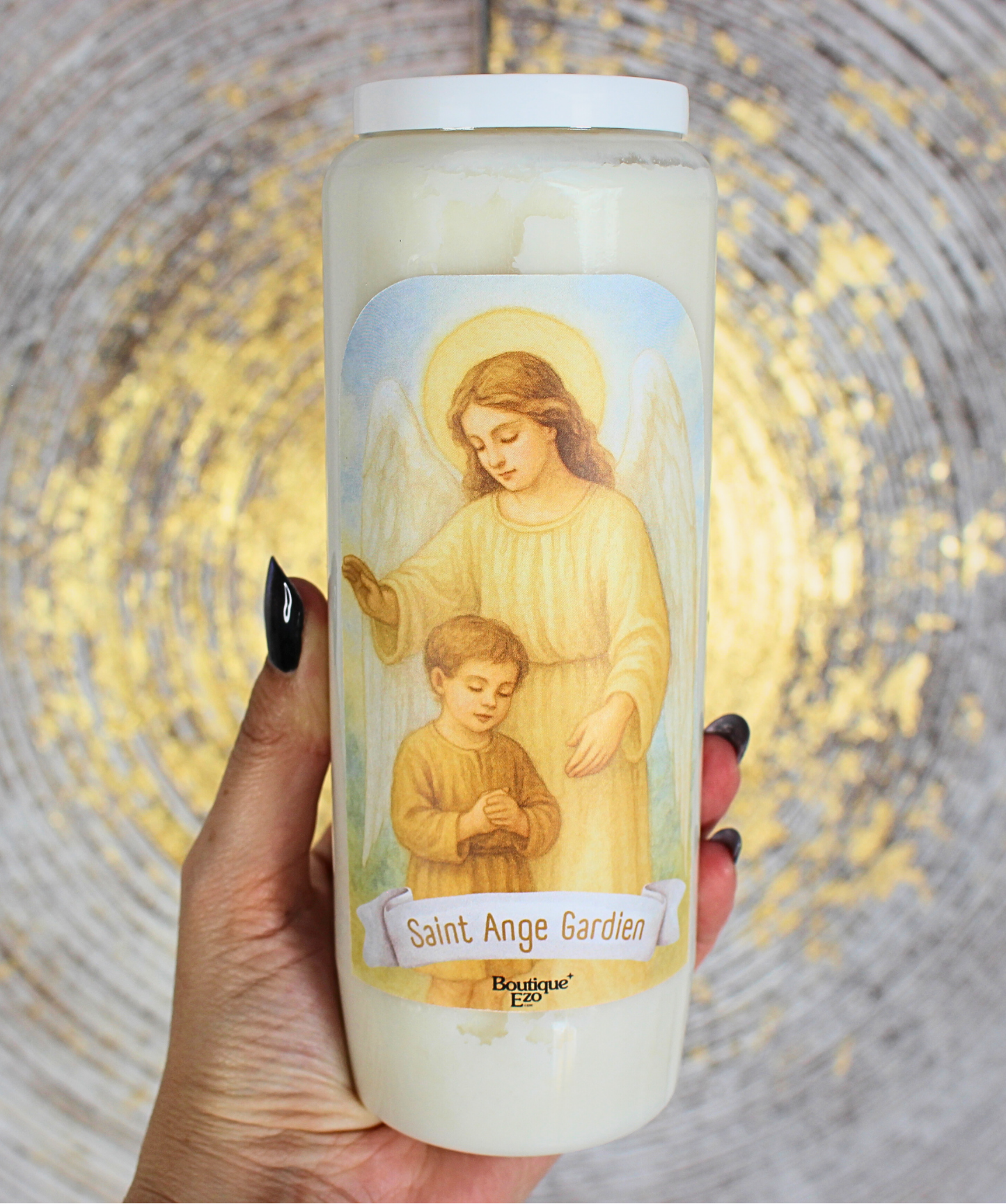 Protection, guidance, paix intérieure, confiance, lien spirituel avec le Ciel…
Allumez cette bougie de neuvaine à votre Ange Gardien pour vous placer sous la bienveillante vigilance de cet être spirituel envoyé par Dieu pour vous accompagner tout au long de votre vie. L’ange gardien est un guide invisible, un protecteur fidèle et un messager divin qui vous éclaire, vous inspire et vous soutient.