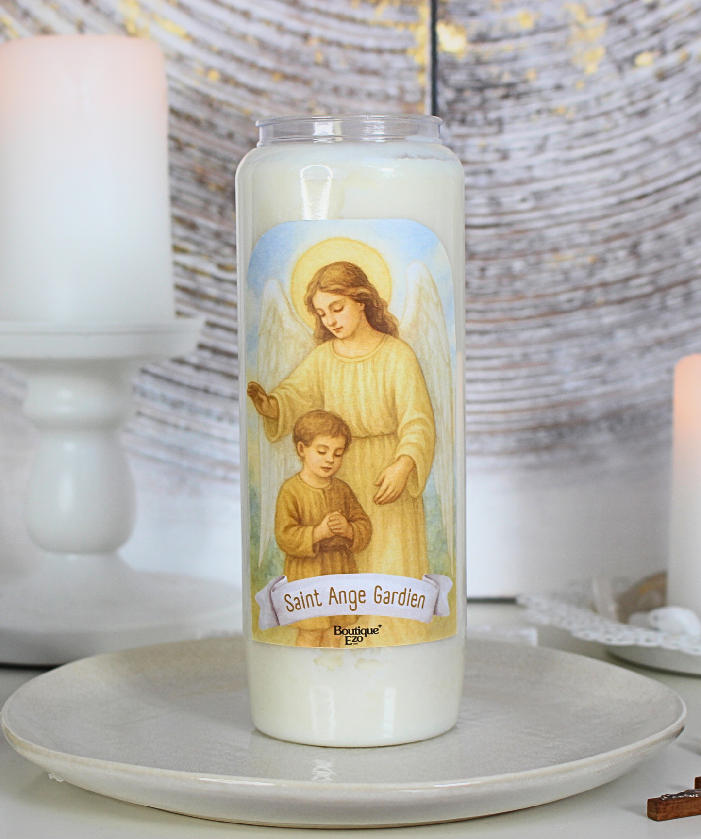 Protection, guidance, paix intérieure, confiance, lien spirituel avec le Ciel…
Allumez cette bougie de neuvaine à votre Ange Gardien pour vous placer sous la bienveillante vigilance de cet être spirituel envoyé par Dieu pour vous accompagner tout au long de votre vie. L’ange gardien est un guide invisible, un protecteur fidèle et un messager divin qui vous éclaire, vous inspire et vous soutient.