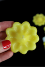 Ces trois bougies rituelles jaunes en forme de fleur sont conçues pour attirer des rentrées d’argent inattendues et activer des sources de revenus supplémentaires. Elles servent de catalyseur pour la prospérité et la circulation des énergies financières dans votre vie.