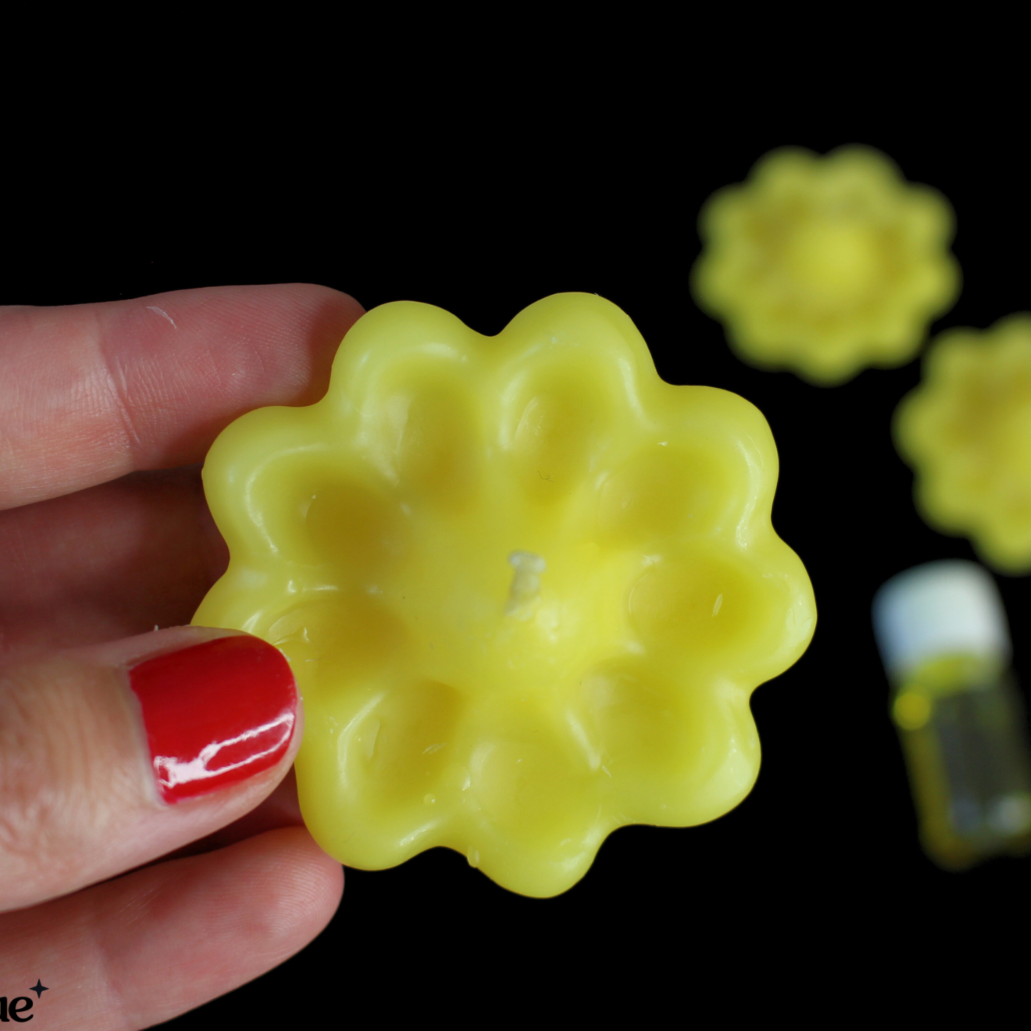 Ces trois bougies rituelles jaunes en forme de fleur sont conçues pour attirer des rentrées d’argent inattendues et activer des sources de revenus supplémentaires. Elles servent de catalyseur pour la prospérité et la circulation des énergies financières dans votre vie.