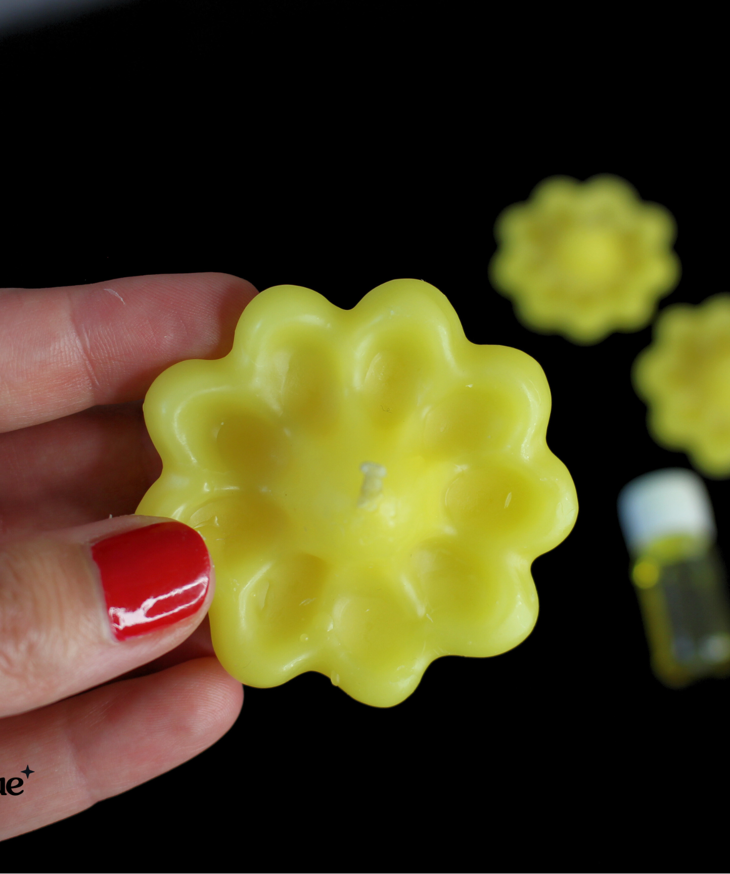 Ces trois bougies rituelles jaunes en forme de fleur sont conçues pour attirer des rentrées d’argent inattendues et activer des sources de revenus supplémentaires. Elles servent de catalyseur pour la prospérité et la circulation des énergies financières dans votre vie.