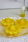 Ces trois bougies rituelles jaunes en forme de fleur sont conçues pour attirer des rentrées d’argent inattendues et activer des sources de revenus supplémentaires. Elles servent de catalyseur pour la prospérité et la circulation des énergies financières dans votre vie.