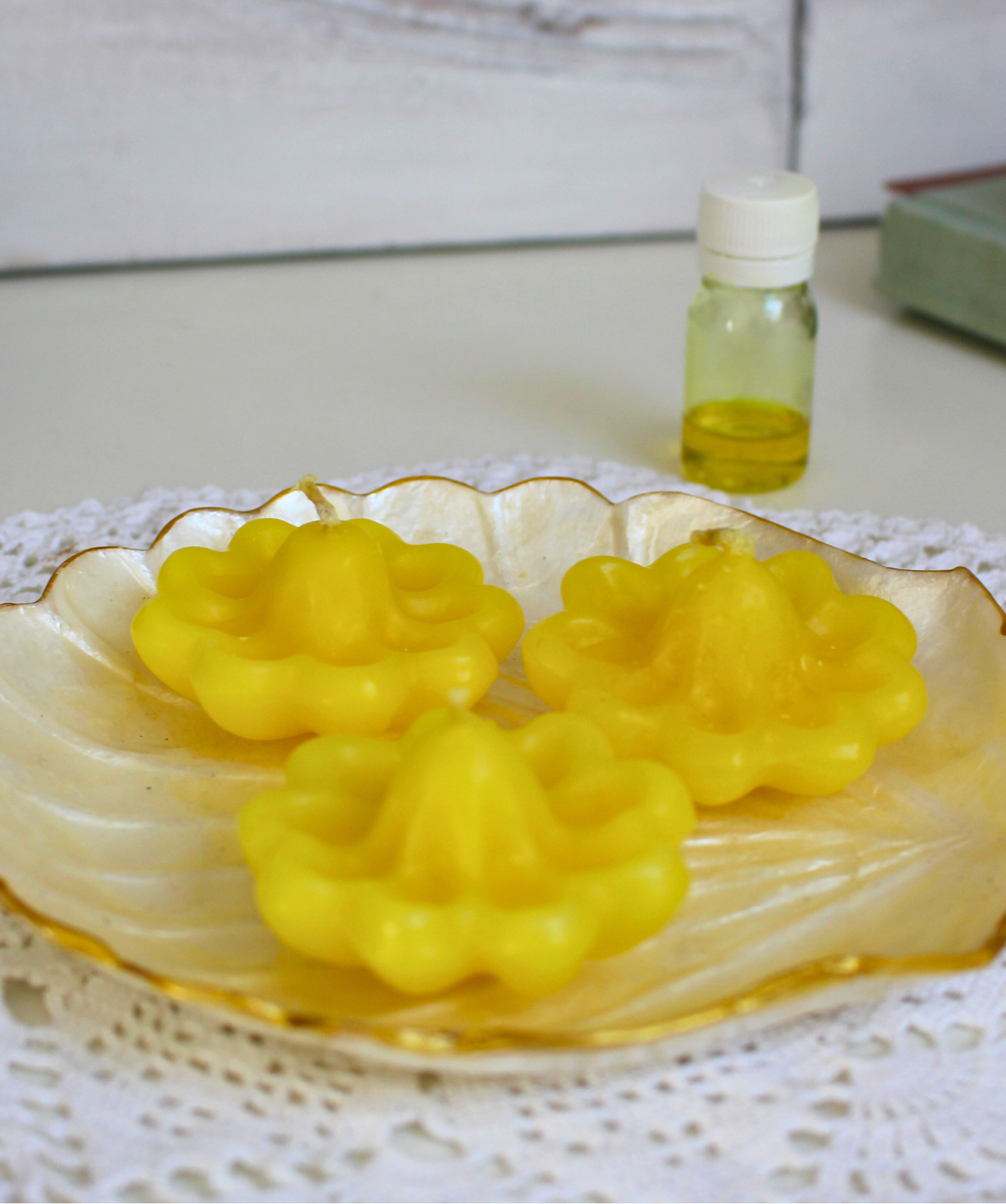Ces trois bougies rituelles jaunes en forme de fleur sont conçues pour attirer des rentrées d’argent inattendues et activer des sources de revenus supplémentaires. Elles servent de catalyseur pour la prospérité et la circulation des énergies financières dans votre vie.