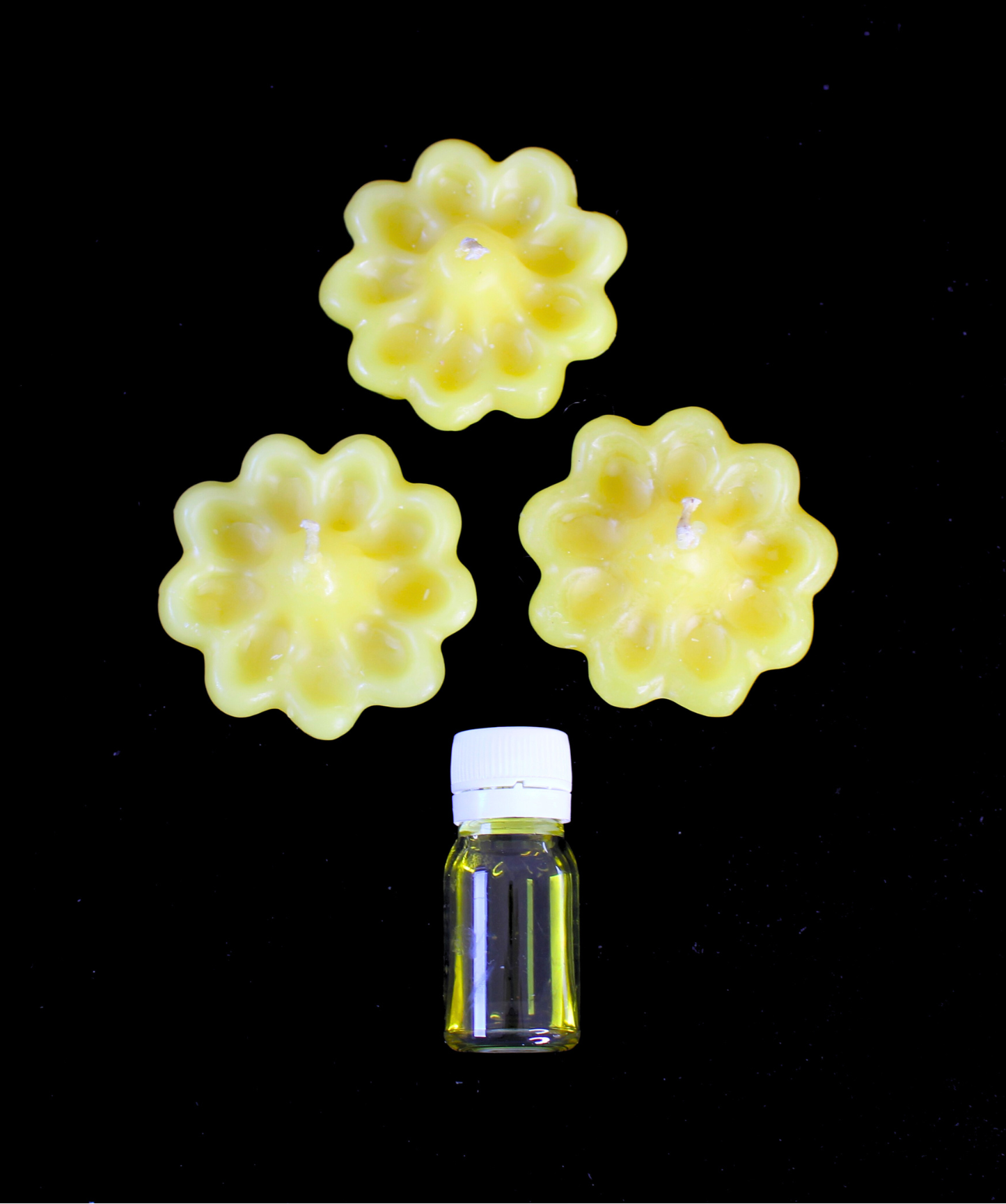 Ces trois bougies rituelles jaunes en forme de fleur sont conçues pour attirer des rentrées d’argent inattendues et activer des sources de revenus supplémentaires. Elles servent de catalyseur pour la prospérité et la circulation des énergies financières dans votre vie.