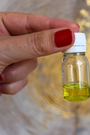 Ces trois bougies rituelles jaunes en forme de fleur sont conçues pour attirer des rentrées d’argent inattendues et activer des sources de revenus supplémentaires. Elles servent de catalyseur pour la prospérité et la circulation des énergies financières dans votre vie.