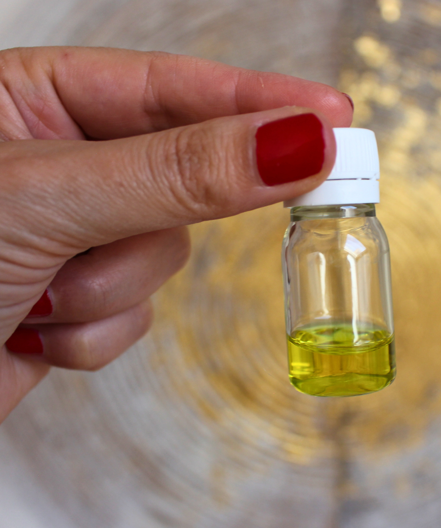Ces trois bougies rituelles jaunes en forme de fleur sont conçues pour attirer des rentrées d’argent inattendues et activer des sources de revenus supplémentaires. Elles servent de catalyseur pour la prospérité et la circulation des énergies financières dans votre vie.