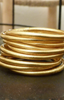 Bracelet bouddhiste BAAN, jonc souple transparent aux feuilles d’or, béni par des moines. Symbole de chance, protection et harmonie. Fabriqué en France.
