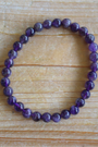 Ce bracelet en perles d’améthyste naturelle 6 mm allie élégance et énergie bienfaisante. Pierre de sérénité par excellence, à porter de préférence au poignet gauche pour absorber pleinement ses énergies apaisantes et spirituelles. Idéal le soir ou pendant les moments de relaxation, car il favorise le calme, la méditation et un sommeil réparateur.