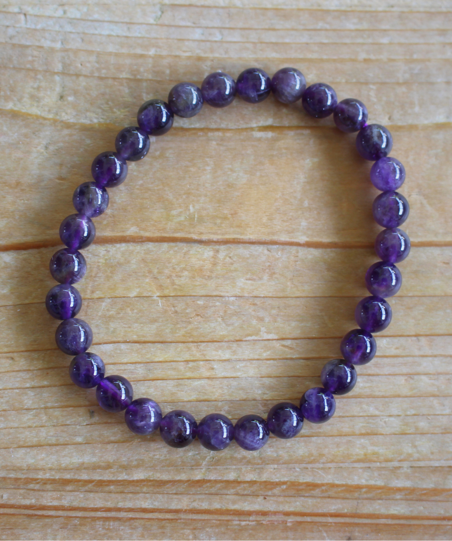Ce bracelet en perles d’améthyste naturelle 6 mm allie élégance et énergie bienfaisante. Pierre de sérénité par excellence, à porter de préférence au poignet gauche pour absorber pleinement ses énergies apaisantes et spirituelles. Idéal le soir ou pendant les moments de relaxation, car il favorise le calme, la méditation et un sommeil réparateur.