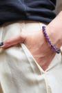 Ce bracelet en perles d’améthyste naturelle 6 mm allie élégance et énergie bienfaisante. Pierre de sérénité par excellence, à porter de préférence au poignet gauche pour absorber pleinement ses énergies apaisantes et spirituelles. Idéal le soir ou pendant les moments de relaxation, car il favorise le calme, la méditation et un sommeil réparateur.