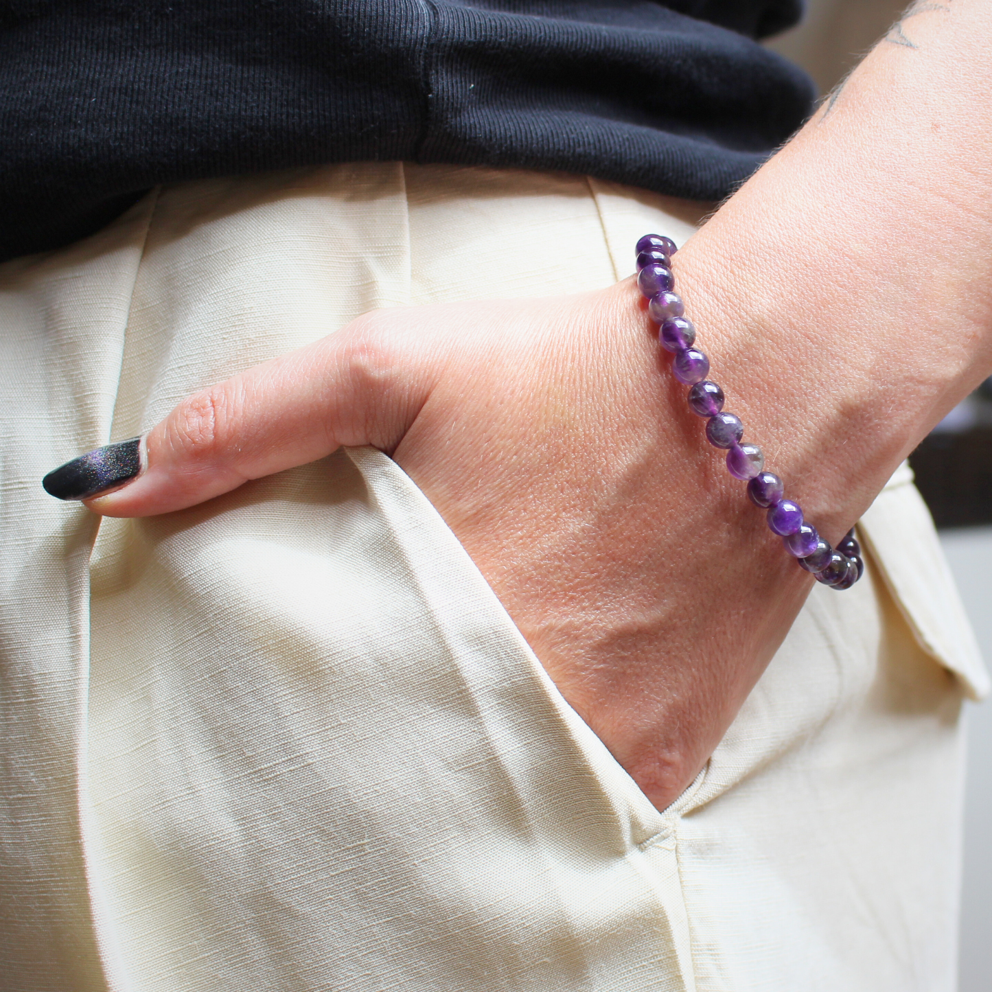 Ce bracelet en perles d’améthyste naturelle 6 mm allie élégance et énergie bienfaisante. Pierre de sérénité par excellence, à porter de préférence au poignet gauche pour absorber pleinement ses énergies apaisantes et spirituelles. Idéal le soir ou pendant les moments de relaxation, car il favorise le calme, la méditation et un sommeil réparateur.