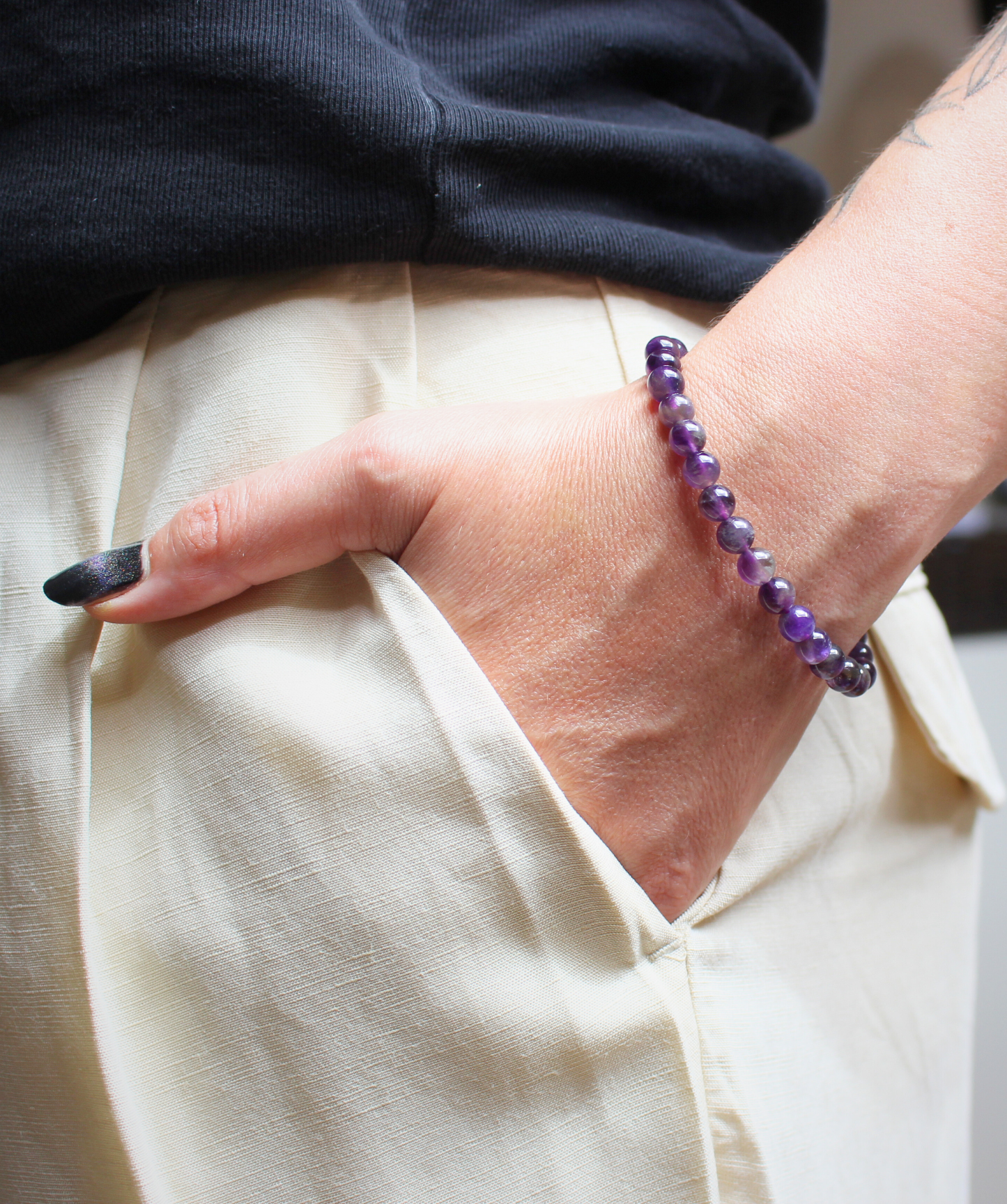 Ce bracelet en perles d’améthyste naturelle 6 mm allie élégance et énergie bienfaisante. Pierre de sérénité par excellence, à porter de préférence au poignet gauche pour absorber pleinement ses énergies apaisantes et spirituelles. Idéal le soir ou pendant les moments de relaxation, car il favorise le calme, la méditation et un sommeil réparateur.