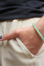Bracelet en aventurine verte naturelle, perles 6 mm à la douce teinte verte. Pierre de prospérité et de bien-être, elle favorise  l’harmonie émotionnelle,  la guérison du cœur, la chance et la réussite. L’aventurine verte est  une pierre porte bonheur. À porter au poignet gauche pour absorber ses vibrations douces et régénératrices. À privilégier en journée.