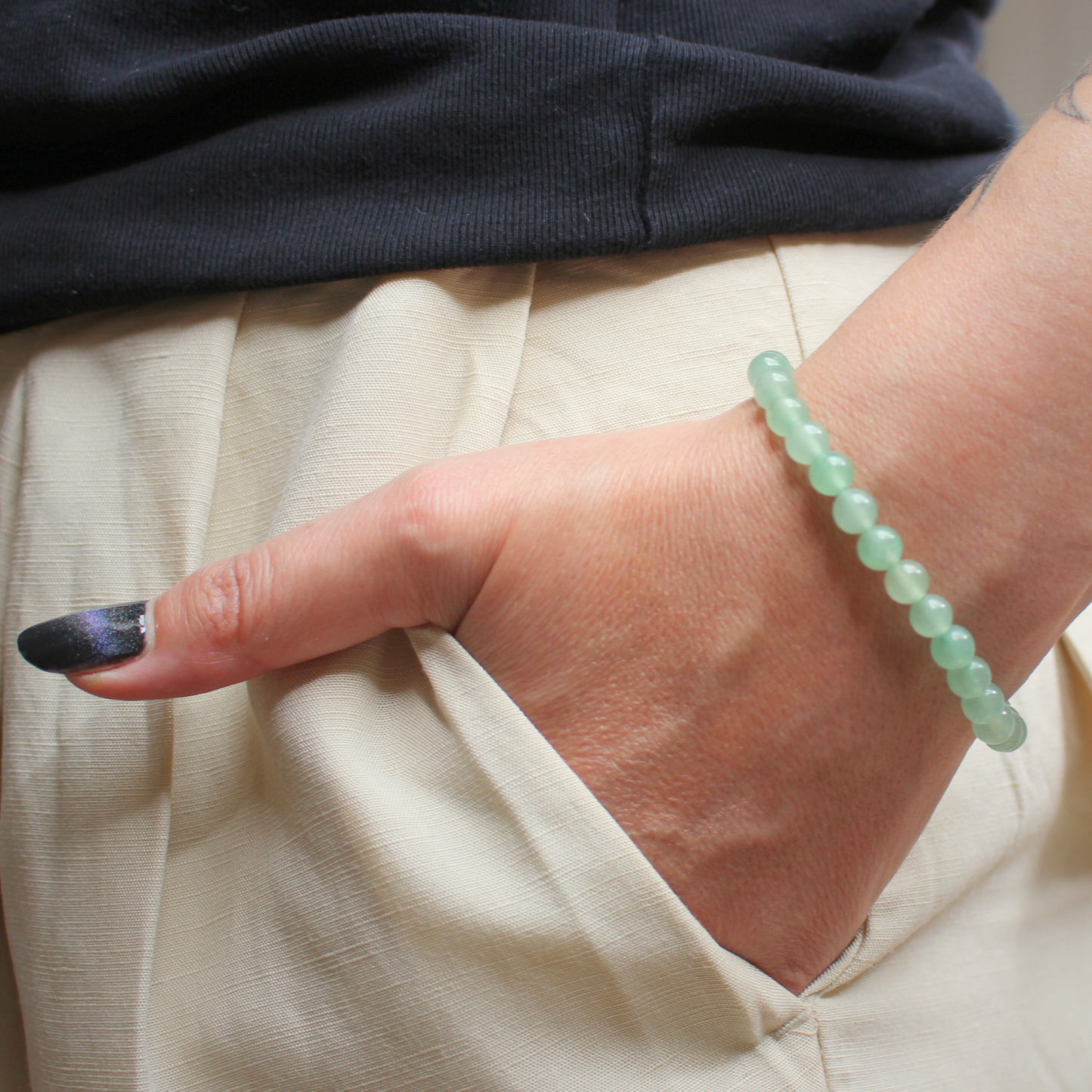 Bracelet en aventurine verte naturelle, perles 6 mm à la douce teinte verte. Pierre de prospérité et de bien-être, elle favorise  l’harmonie émotionnelle,  la guérison du cœur, la chance et la réussite. L’aventurine verte est  une pierre porte bonheur. À porter au poignet gauche pour absorber ses vibrations douces et régénératrices. À privilégier en journée.