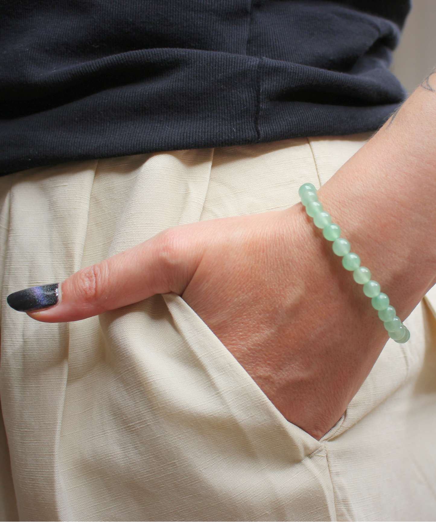 Bracelet en aventurine verte naturelle, perles 6 mm à la douce teinte verte. Pierre de prospérité et de bien-être, elle favorise  l’harmonie émotionnelle,  la guérison du cœur, la chance et la réussite. L’aventurine verte est  une pierre porte bonheur. À porter au poignet gauche pour absorber ses vibrations douces et régénératrices. À privilégier en journée.