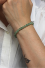 Bracelet en aventurine verte naturelle, perles 6 mm à la douce teinte verte. Pierre de prospérité et de bien-être, elle favorise  l’harmonie émotionnelle,  la guérison du cœur, la chance et la réussite. L’aventurine verte est  une pierre porte bonheur. À porter au poignet gauche pour absorber ses vibrations douces et régénératrices. À privilégier en journée.