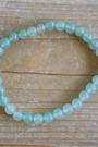 Bracelet en aventurine verte naturelle, perles 6 mm à la douce teinte verte. Pierre de prospérité et de bien-être, elle favorise  l’harmonie émotionnelle,  la guérison du cœur, la chance et la réussite. L’aventurine verte est  une pierre porte bonheur. À porter au poignet gauche pour absorber ses vibrations douces et régénératrices. À privilégier en journée.