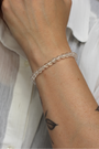 Bracelet en cristal de roche naturel, perles de 6 mm. Véritable amplificateur d’énergie, il harmonise et purifie l’aura. Transparent et lumineux, il se porte seul ou en association avec d’autres pierres pour renforcer leurs effets. À porter sur le poignet gauche pour recevoir pleinement son énergie amplifiante et purifiante. Peut être porté toute la journée, car il dynamise les autres pierres, aide à la clarté mentale et harmonise les chakras. Le cristal de roche agit comme un véritable régulateur énergétiq