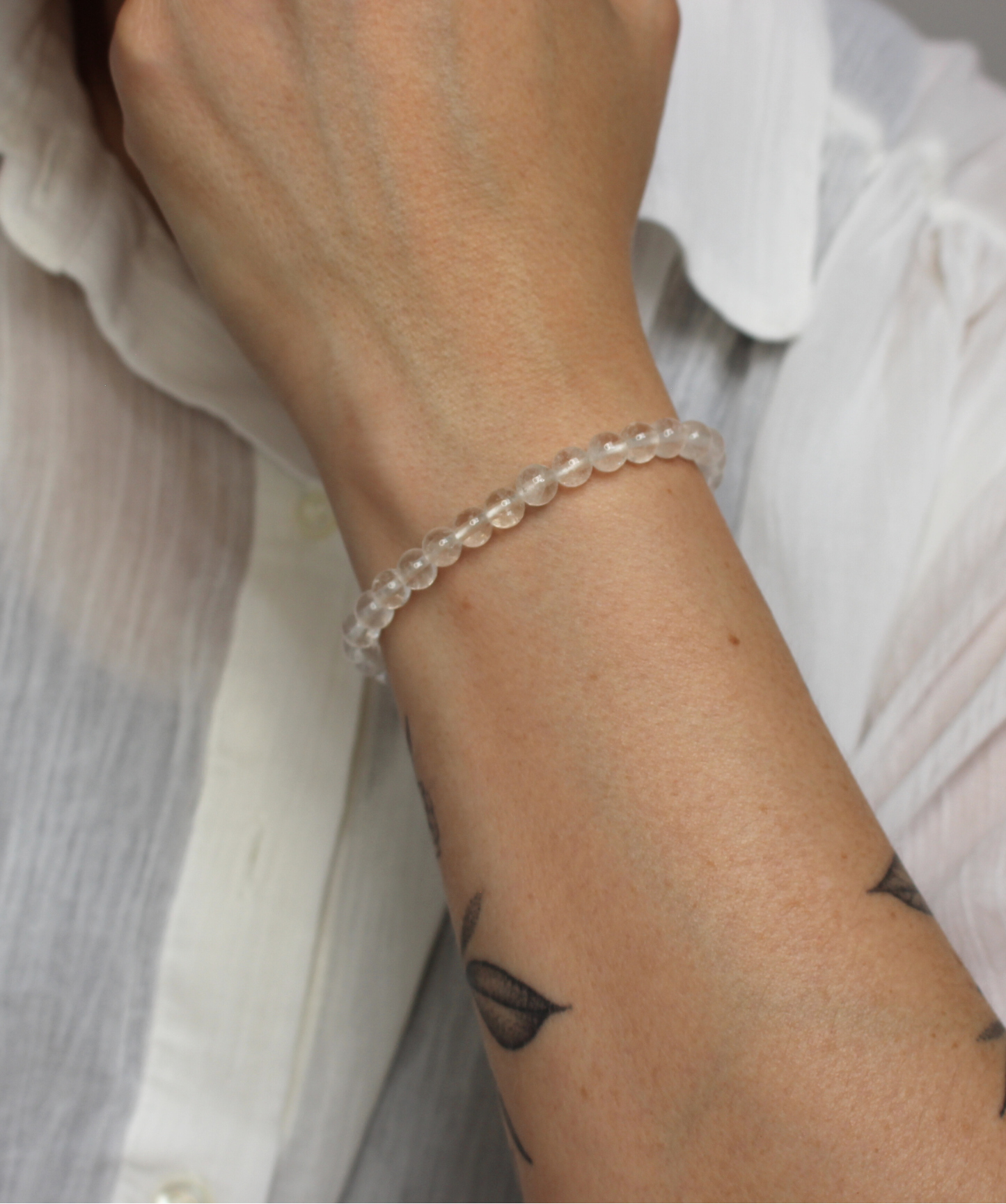 Bracelet en cristal de roche naturel, perles de 6 mm. Véritable amplificateur d’énergie, il harmonise et purifie l’aura. Transparent et lumineux, il se porte seul ou en association avec d’autres pierres pour renforcer leurs effets. À porter sur le poignet gauche pour recevoir pleinement son énergie amplifiante et purifiante. Peut être porté toute la journée, car il dynamise les autres pierres, aide à la clarté mentale et harmonise les chakras. Le cristal de roche agit comme un véritable régulateur énergétiq