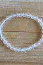 Bracelet en cristal de roche naturel, perles de 6 mm. Véritable amplificateur d’énergie, il harmonise et purifie l’aura. Transparent et lumineux, il se porte seul ou en association avec d’autres pierres pour renforcer leurs effets. À porter sur le poignet gauche pour recevoir pleinement son énergie amplifiante et purifiante. Peut être porté toute la journée, car il dynamise les autres pierres, aide à la clarté mentale et harmonise les chakras. Le cristal de roche agit comme un véritable régulateur énergétiq