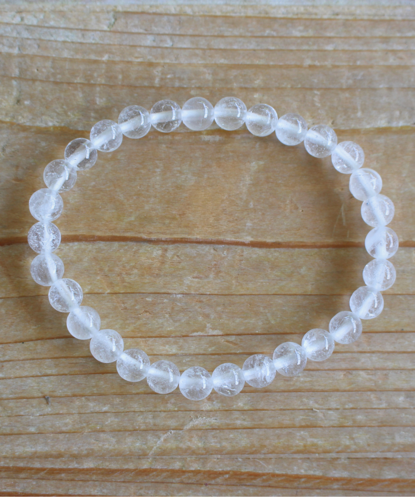 Bracelet en cristal de roche naturel, perles de 6 mm. Véritable amplificateur d’énergie, il harmonise et purifie l’aura. Transparent et lumineux, il se porte seul ou en association avec d’autres pierres pour renforcer leurs effets. À porter sur le poignet gauche pour recevoir pleinement son énergie amplifiante et purifiante. Peut être porté toute la journée, car il dynamise les autres pierres, aide à la clarté mentale et harmonise les chakras. Le cristal de roche agit comme un véritable régulateur énergétiq