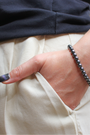 Bracelet en hématite naturelle, perles lisses de 6 mm au reflet métallique argenté. Pierre d’ancrage,&nbsp;de vitalité, de courage, &nbsp;l’hématite aide à rester centré et à renforcer la confiance en soi.&nbsp;À porter sur le poignet droit, côté émetteur, pour diffuser ses énergies protectrices et dynamisantes. Idéal le matin pour renforcer la confiance en soi, l’ancrage et la vitalité.