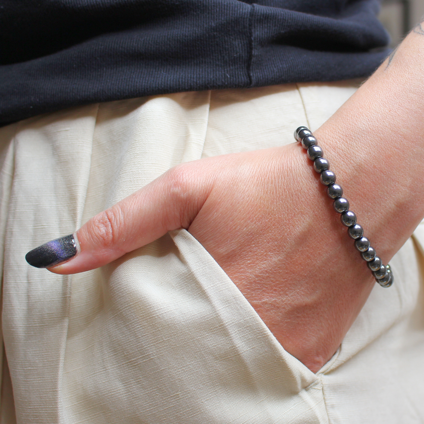 Bracelet en hématite naturelle, perles lisses de 6 mm au reflet métallique argenté. Pierre d’ancrage,&nbsp;de vitalité, de courage, &nbsp;l’hématite aide à rester centré et à renforcer la confiance en soi.&nbsp;À porter sur le poignet droit, côté émetteur, pour diffuser ses énergies protectrices et dynamisantes. Idéal le matin pour renforcer la confiance en soi, l’ancrage et la vitalité.