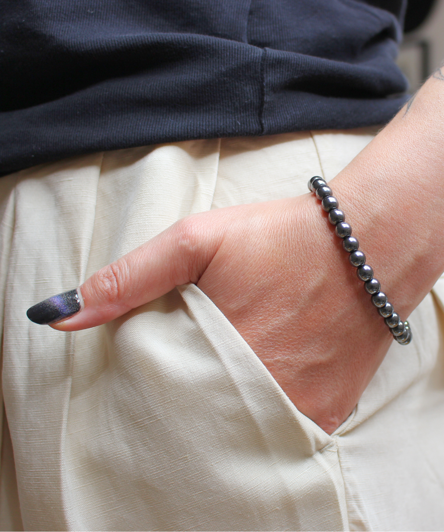Bracelet en hématite naturelle, perles lisses de 6 mm au reflet métallique argenté. Pierre d’ancrage,&nbsp;de vitalité, de courage, &nbsp;l’hématite aide à rester centré et à renforcer la confiance en soi.&nbsp;À porter sur le poignet droit, côté émetteur, pour diffuser ses énergies protectrices et dynamisantes. Idéal le matin pour renforcer la confiance en soi, l’ancrage et la vitalité.