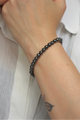 Bracelet en hématite naturelle, perles lisses de 6 mm au reflet métallique argenté. Pierre d’ancrage, de vitalité, de courage,  l’hématite aide à rester centré et à renforcer la confiance en soi. À porter sur le poignet droit, côté émetteur, pour diffuser ses énergies protectrices et dynamisantes. Idéal le matin pour renforcer la confiance en soi, l’ancrage et la vitalité.