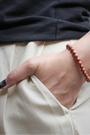 Bracelet en jaspe rouge naturel 6 mm aux tons chaleureux. Pierre d’énergie et de détermination, elle aide à rester motivé et à surmonter les obstacles.Toutes les pierres rouges associées au chakra racine stimules ce chakra et favorise l'ancrage. 