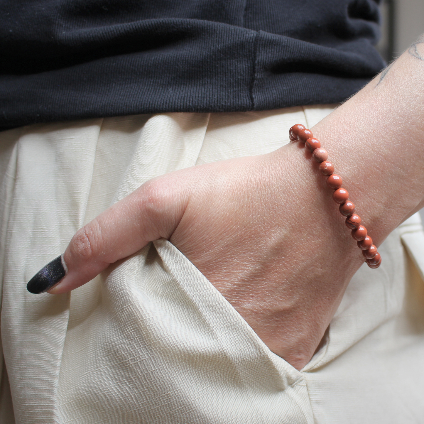 Bracelet en jaspe rouge naturel 6 mm aux tons chaleureux. Pierre d’énergie et de détermination, elle aide à rester motivé et à surmonter les obstacles.Toutes les pierres rouges associées au chakra racine stimules ce chakra et favorise l'ancrage. 