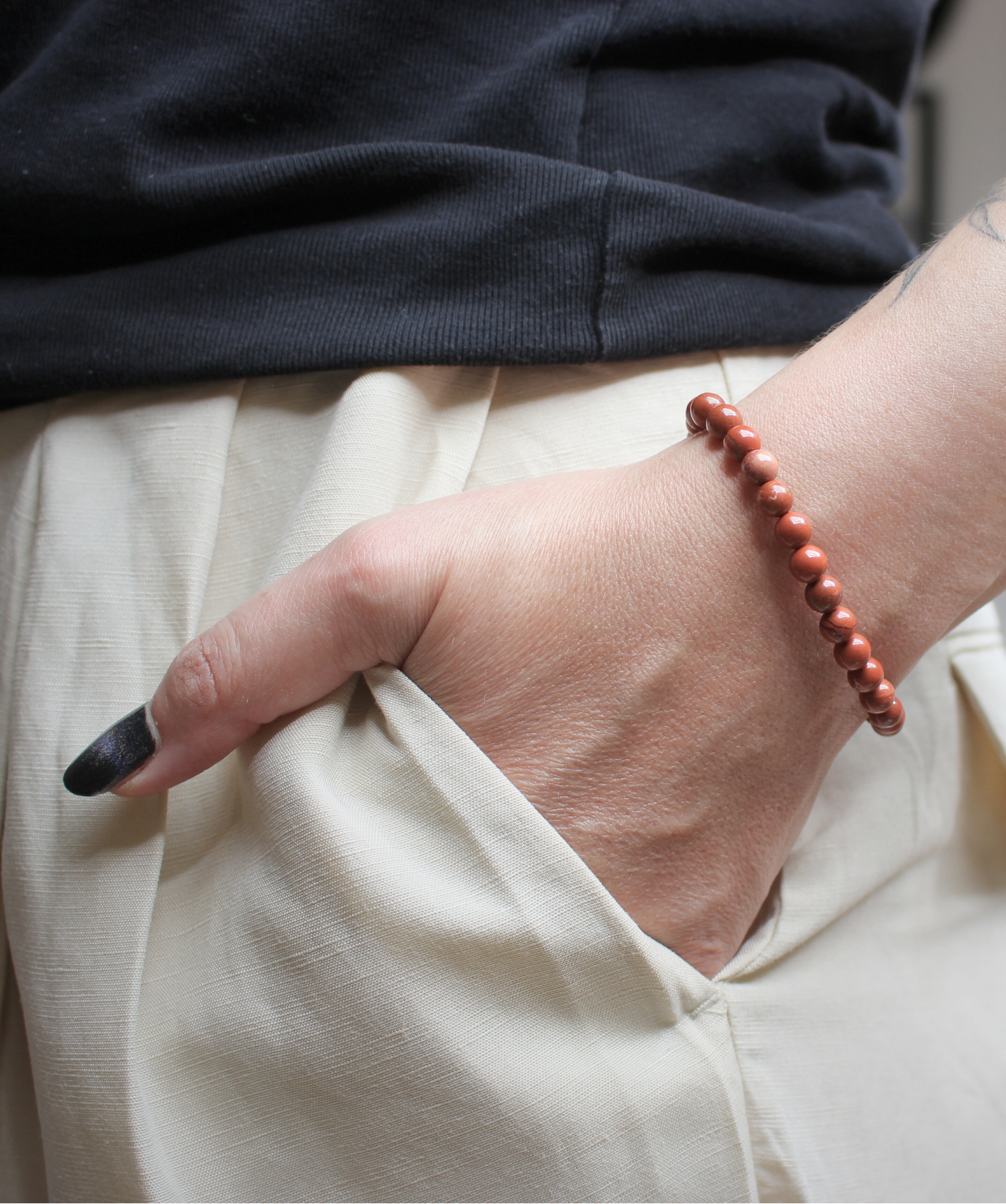 Bracelet en jaspe rouge naturel 6 mm aux tons chaleureux. Pierre d’énergie et de détermination, elle aide à rester motivé et à surmonter les obstacles.Toutes les pierres rouges associées au chakra racine stimules ce chakra et favorise l'ancrage. 
