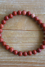 Bracelet en jaspe rouge naturel 6 mm aux tons chaleureux. Pierre d’énergie et de détermination, elle aide à rester motivé et à surmonter les obstacles.Toutes les pierres rouges associées au chakra racine stimules ce chakra et favorise l'ancrage. 