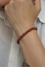 Bracelet en jaspe rouge naturel 6 mm aux tons chaleureux. Pierre d’énergie et de détermination, elle aide à rester motivé et à surmonter les obstacles.Toutes les pierres rouges associées au chakra racine stimules ce chakra et favorise l'ancrage. 