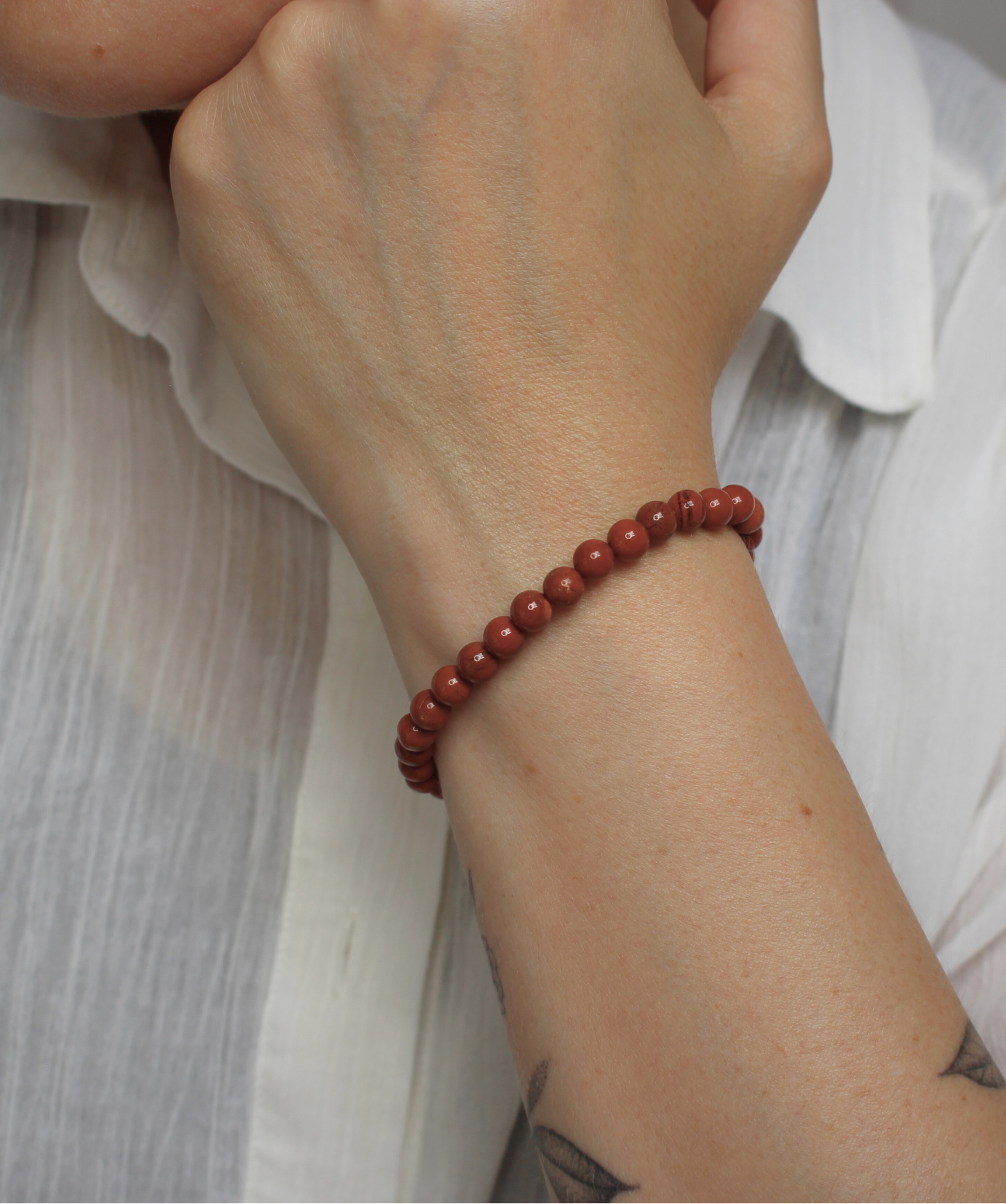 Bracelet en jaspe rouge naturel 6 mm aux tons chaleureux. Pierre d’énergie et de détermination, elle aide à rester motivé et à surmonter les obstacles.Toutes les pierres rouges associées au chakra racine stimules ce chakra et favorise l'ancrage. 