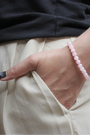 Bracelet en quartz rose naturel 6 mm, couleur rose douce et apaisante. Pierre de l’amour inconditionnel, elle favorise la tendresse, le pardon et l’estime de soi. À porter au poignet gauche pour absorber pleinement ses énergies douces et bienveillantes. Idéal le soir ou lors de moments de détente pour favoriser l’amour de soi, la compassion et l’apaisement émotionnel. Le quartz rose ouvre le cœur et encourage l’harmonie relationnelle.